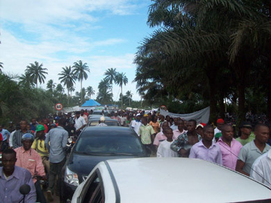 A crowd of enthusiastic Akwa Ibom residents trouped to the airport to witness the landing of the first aircraft